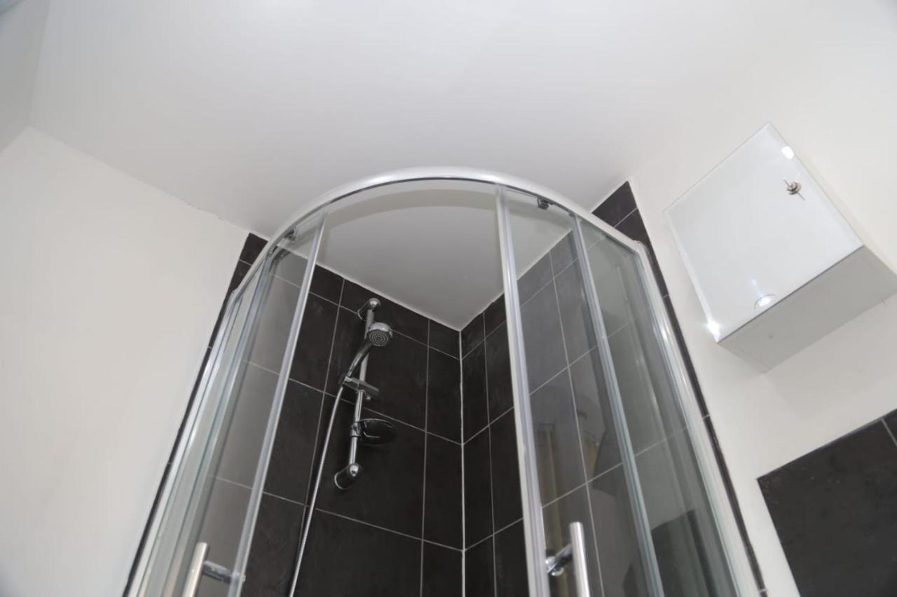 Budget 4-bedrooms In Thamesmead Holiday home *