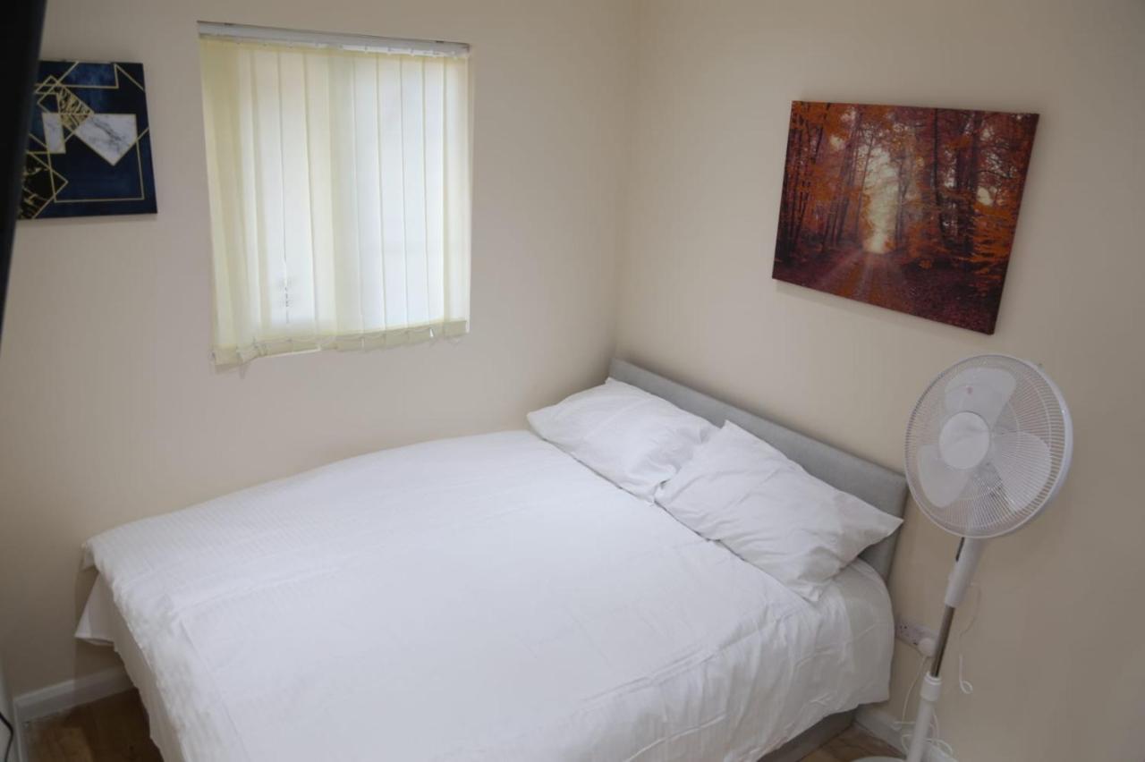 Budget 4-bedrooms In Thamesmead Holiday home London