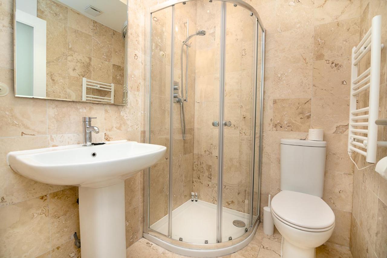 Modern 1 Bed Flat For Up To 2 People In Holborn, With Free Wifi * London
