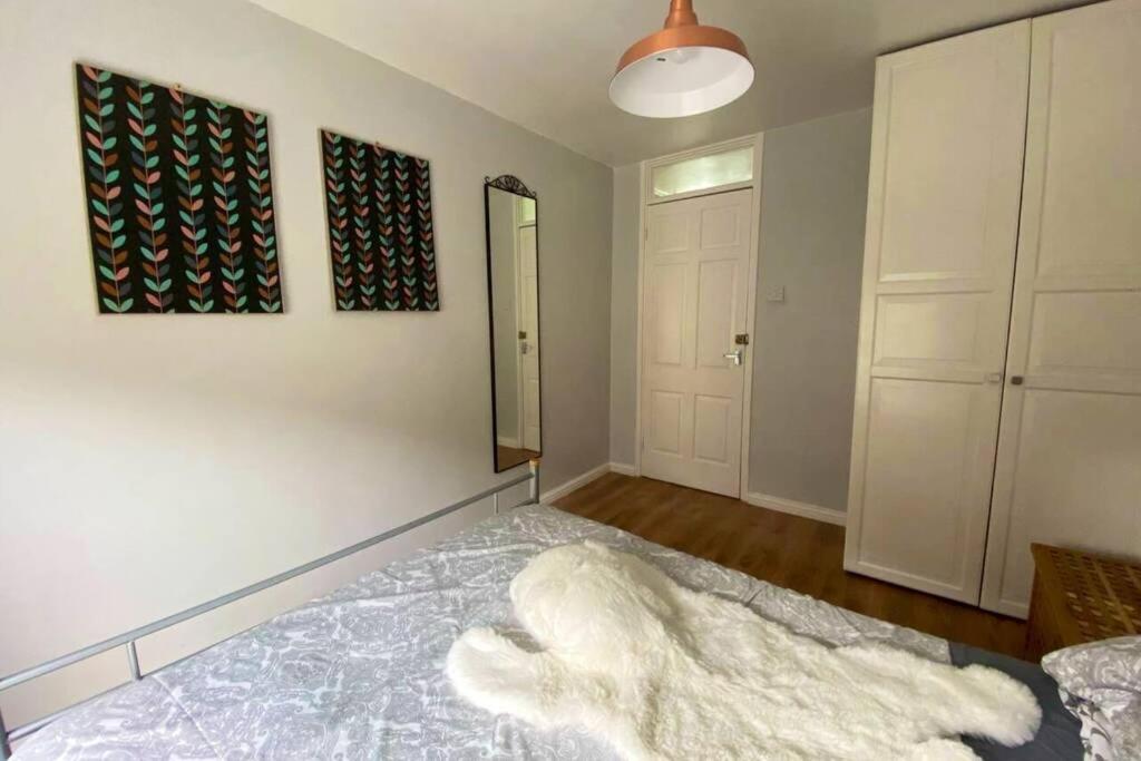 Two Bedroom Garden Flat In Zone 2 Appartement *