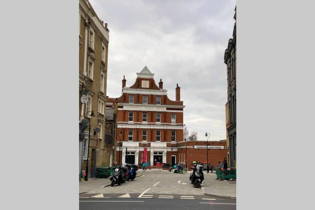 Two Bedroom Garden Flat In Zone 2 * Londen