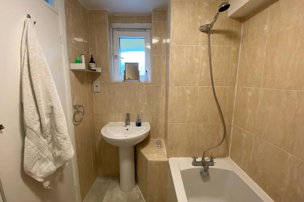Appartement Two Bedroom Garden Flat In Zone 2 *