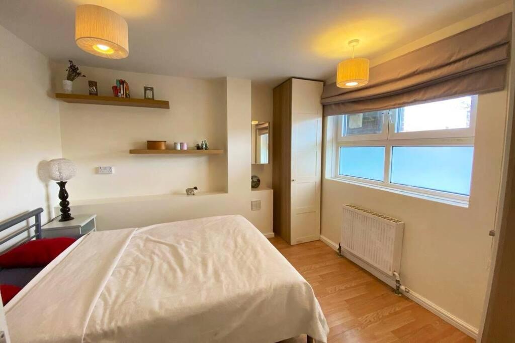 Two Bedroom Garden Flat In Zone 2 Londen