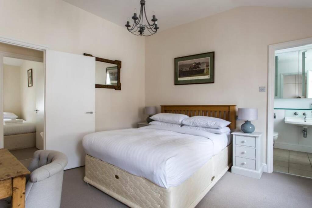 Beautiful Mews House, Conduit Mews, Paddington, W2