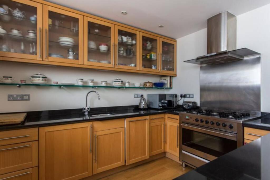 Beautiful Mews House, Conduit Mews, Paddington, W2 London