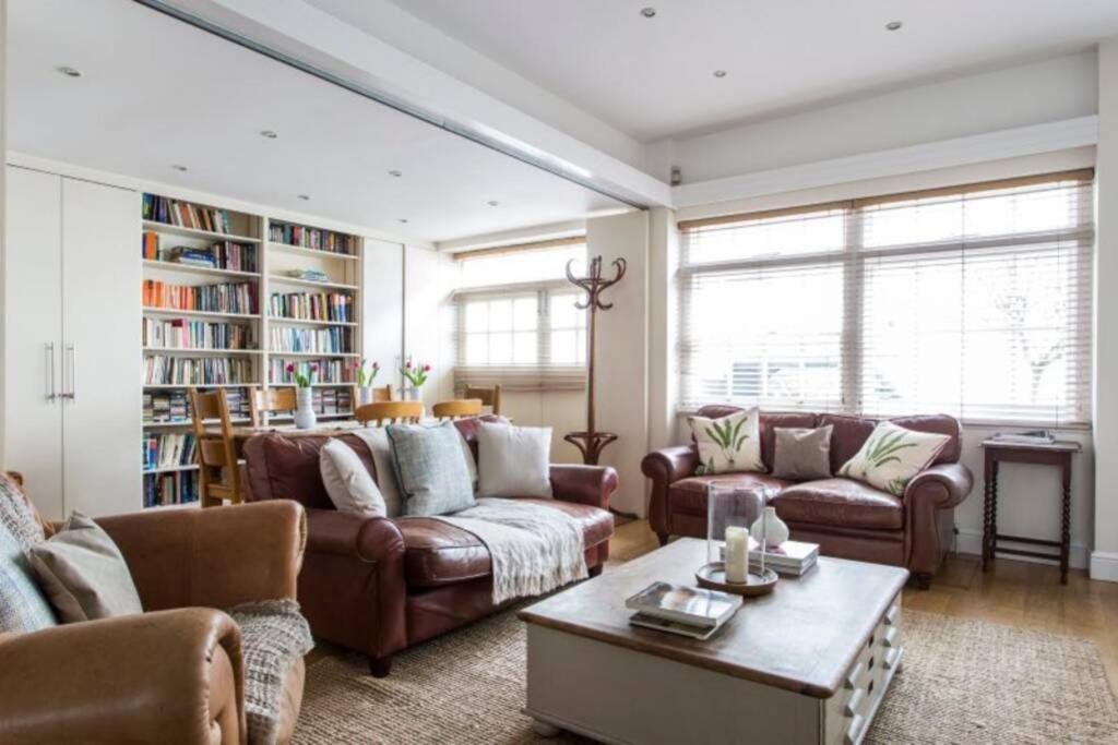 Beautiful Mews House, Conduit Mews, Paddington, W2 Holiday home London