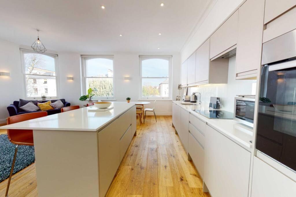 Superb 2 Bed Flat Camden 5 Min Walktube Station *