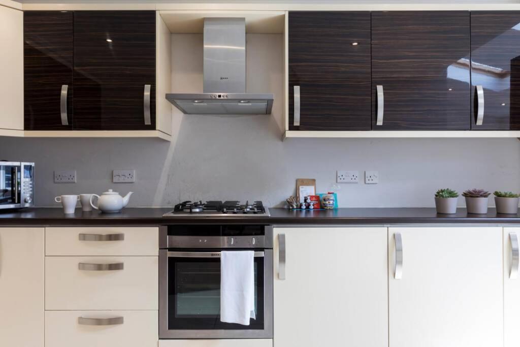 Amazing 4 Bed House Wparking 2min Walk To Station * Londres