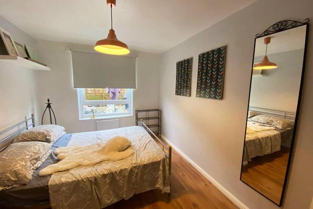 Two Bedroom Garden Flat In Zone 2 Appartement *