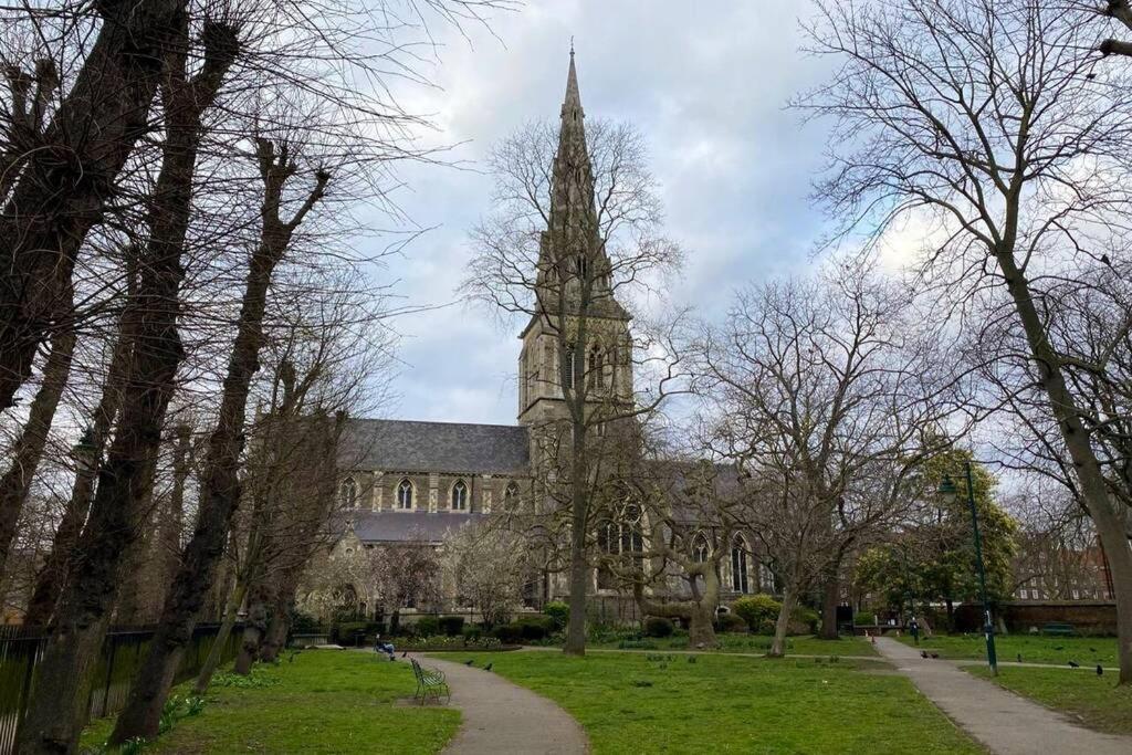 Two Bedroom Garden Flat In Zone 2 * Londen
