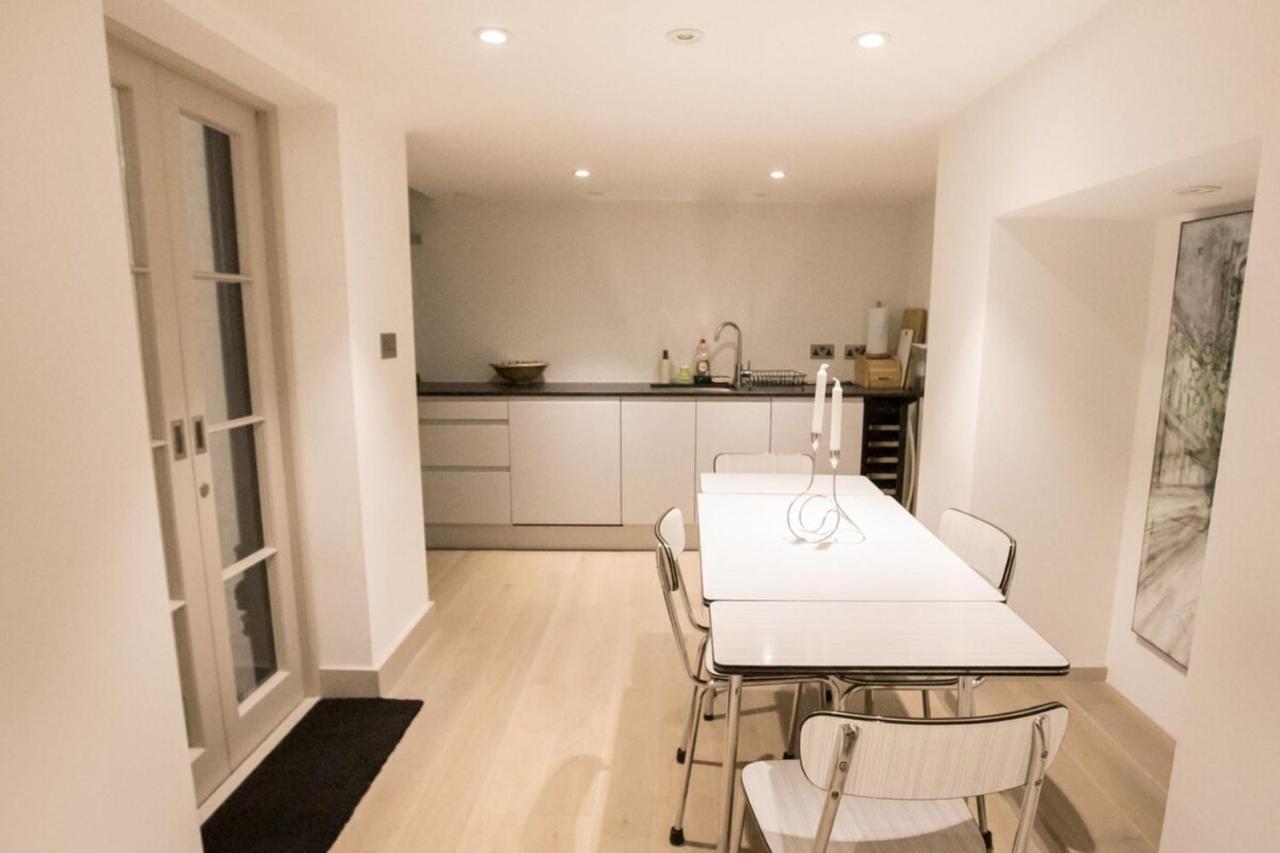 Stylish & Modern 1bd Kensington Flat Sleeps 2 * London