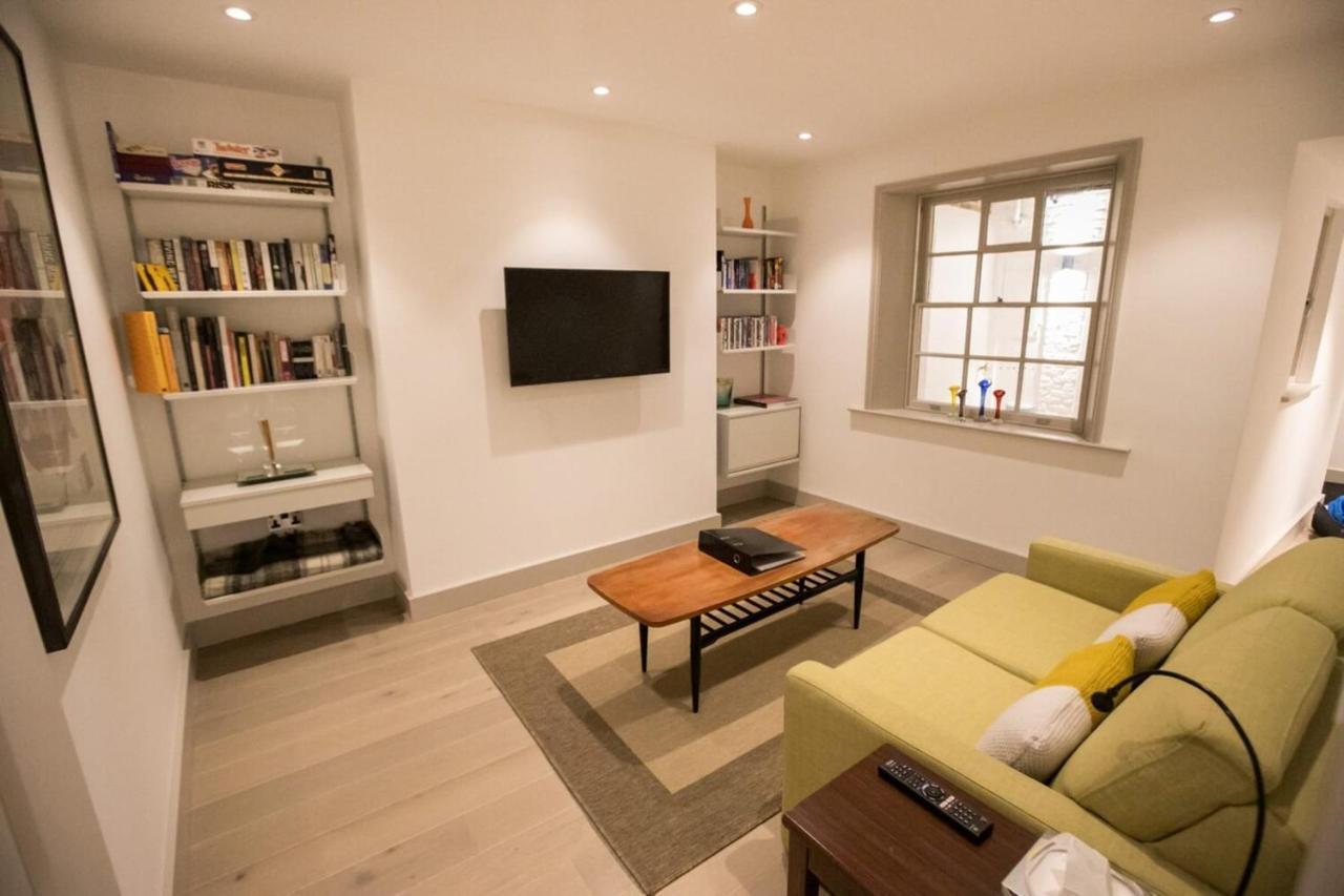 Stylish & Modern 1bd Kensington Flat Sleeps 2 London