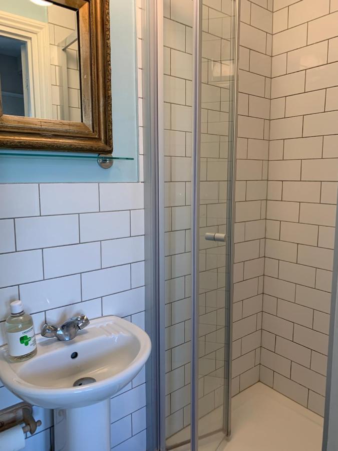 Sunny Ensuite Room And Annex Near Tottenham Stadium Londen