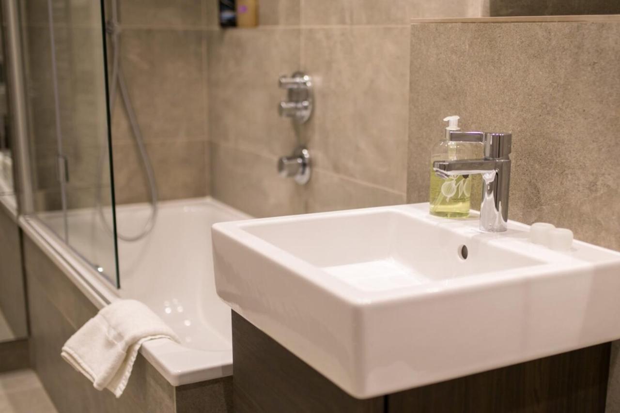 Stylish & Modern 1bd Kensington Flat Sleeps 2 Apartment London