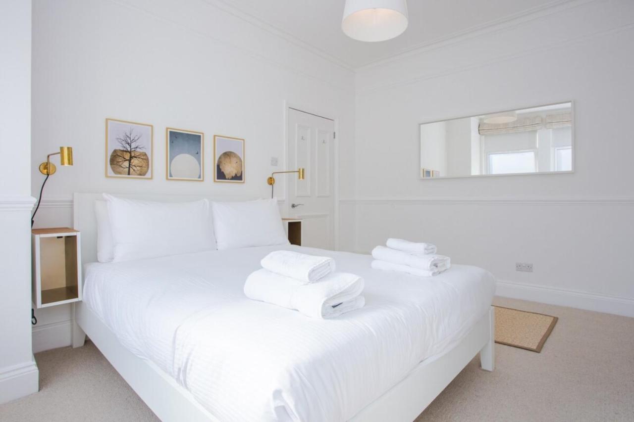 Stylish & Modern 3 Bed Flat In Nw With Garden London