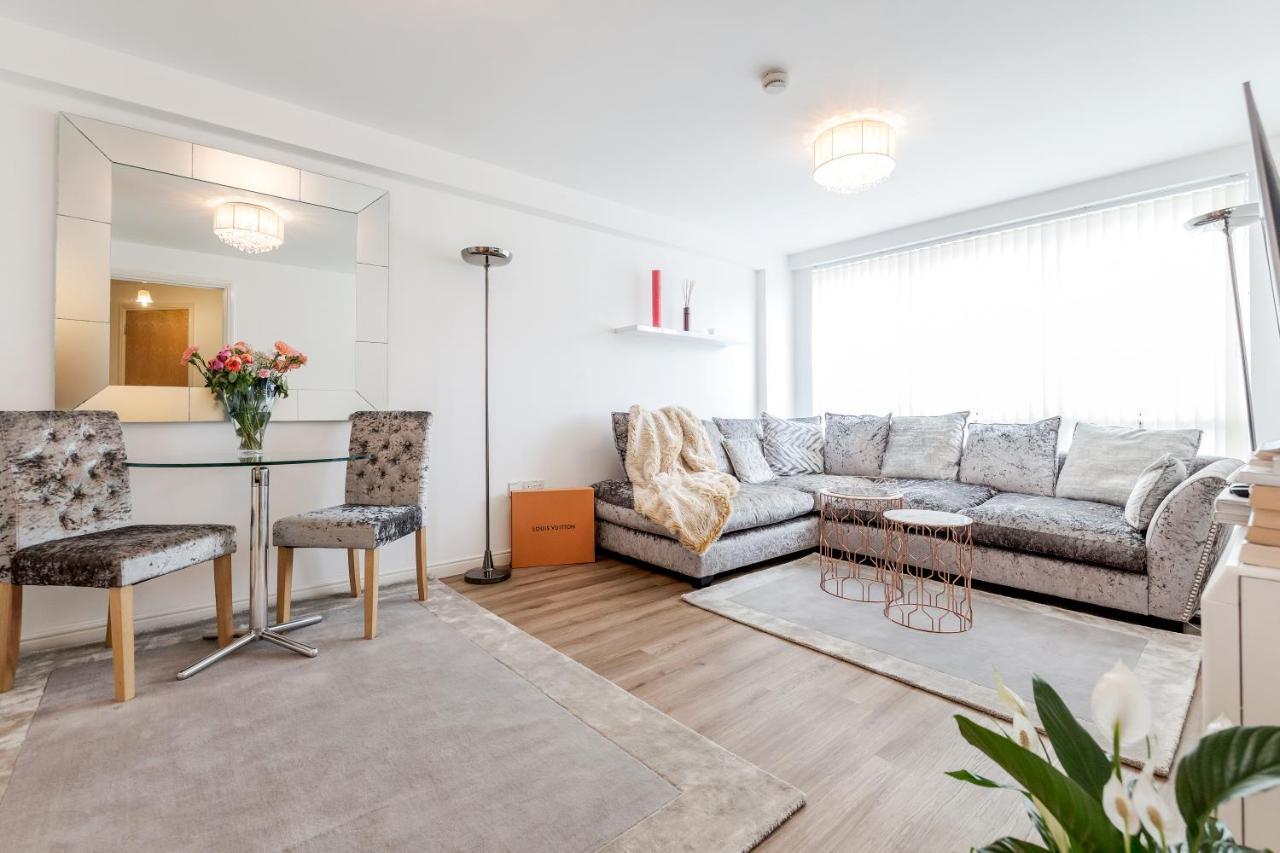 *spacious-modern One Bed Flat. Riverside Location* Appartement *