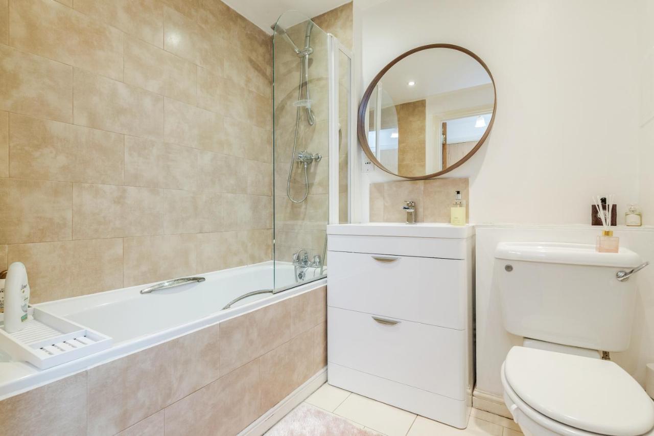 *spacious-modern One Bed Flat. Riverside Location* * Londen