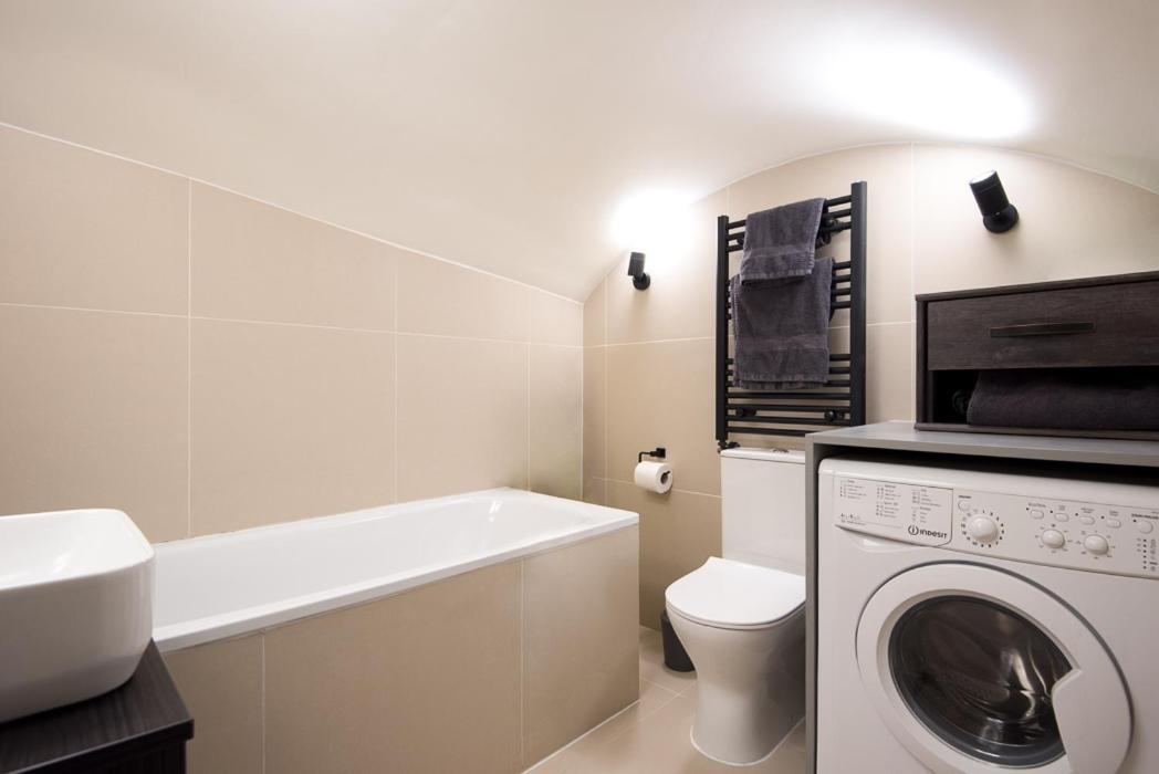 Newly Refurbished Flat With Patio. By Hyde Park * London