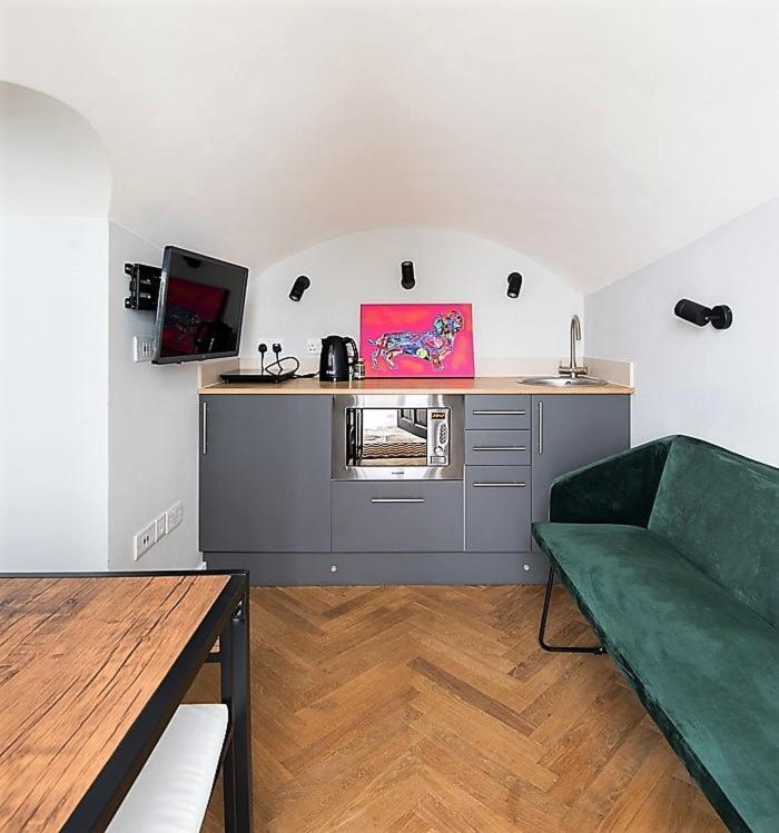 Newly Refurbished Flat With Patio. By Hyde Park *