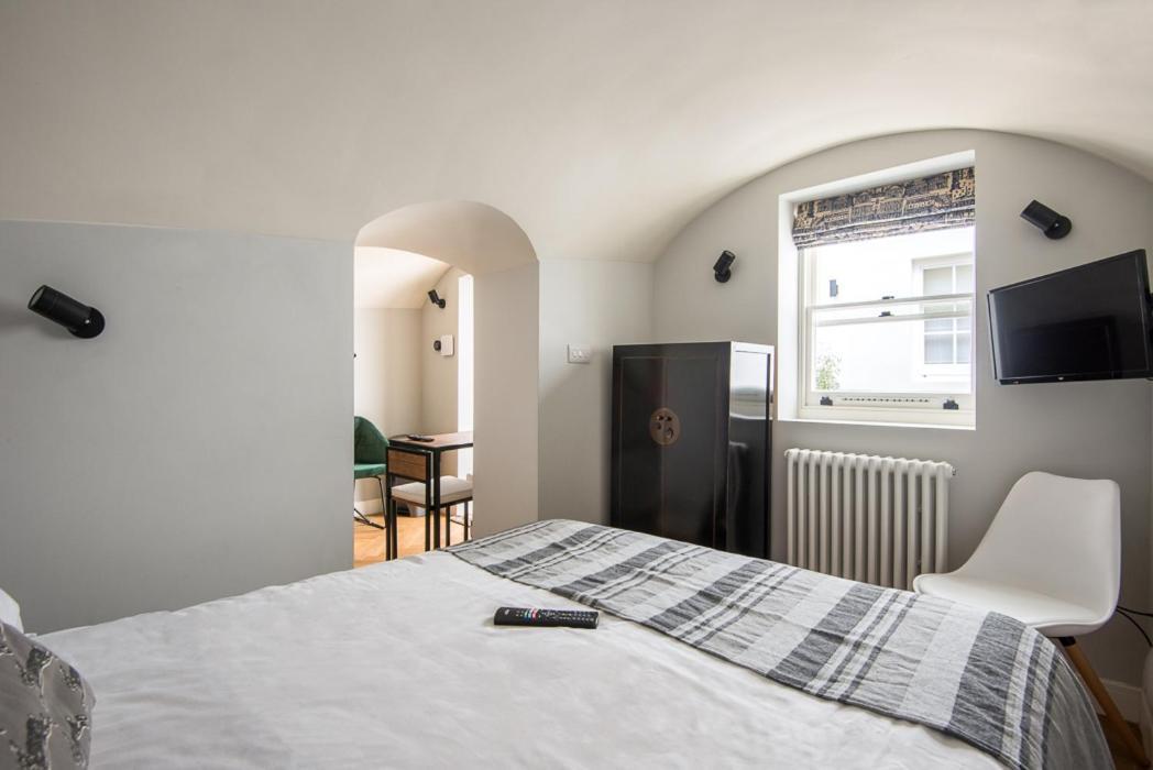 Apartment Newly Refurbished Flat With Patio. By Hyde Park