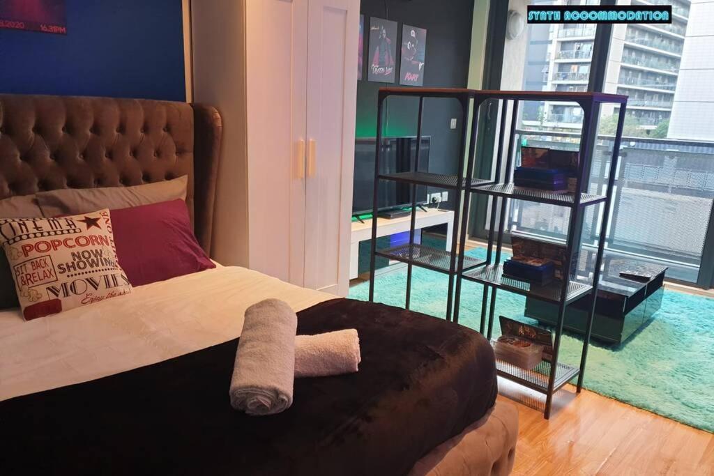 80s Retro 1bed Studio Serviced Canary Wharf Perfect For Solo & Couple Travellers * Londen