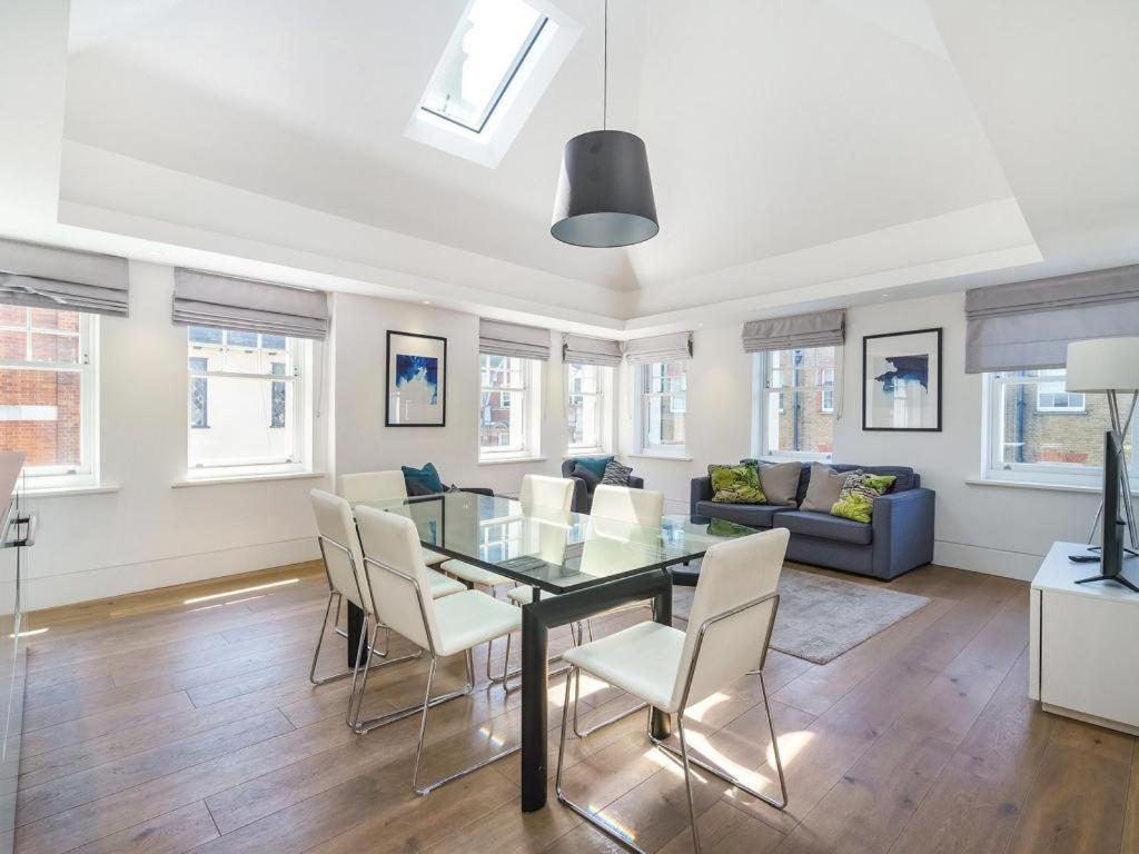Stunning And Bright - Romilly Street Londen