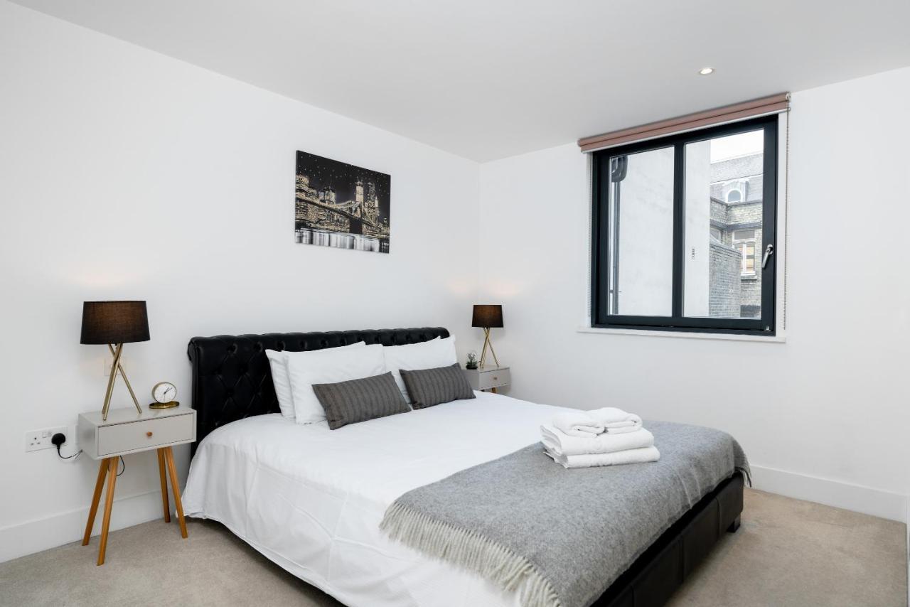Spacious 2 Bedroom, 3 Beds 2,5 Bathroom, Trafalgar Square Apartment London