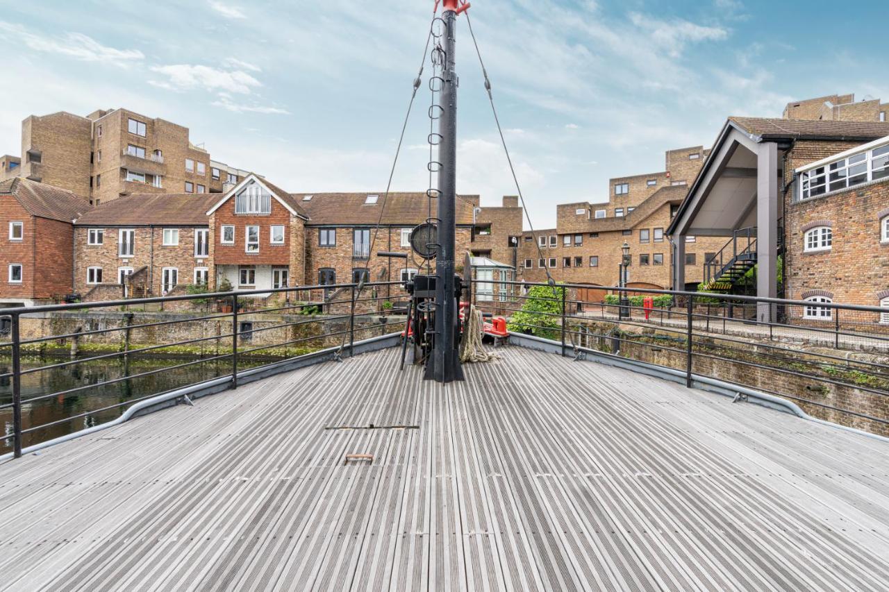 Charming Houseboat Featuring A Sauna Apartment London