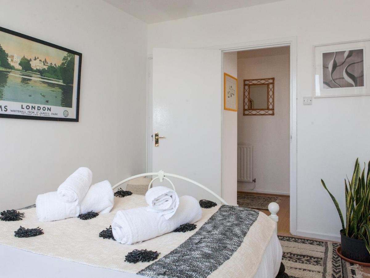 Pass The Keys Spacious 2bedroom Flat With Views In Bridge