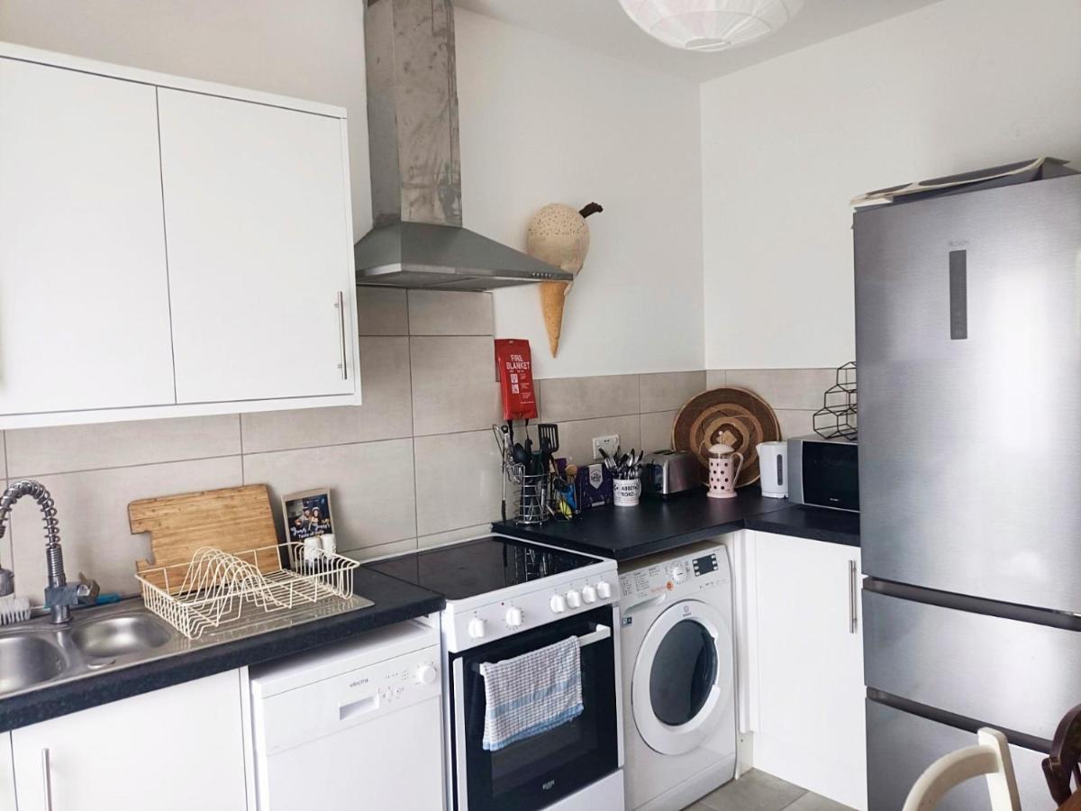 Stylish 2-bed Flat, Quick Access To Sights Apartment