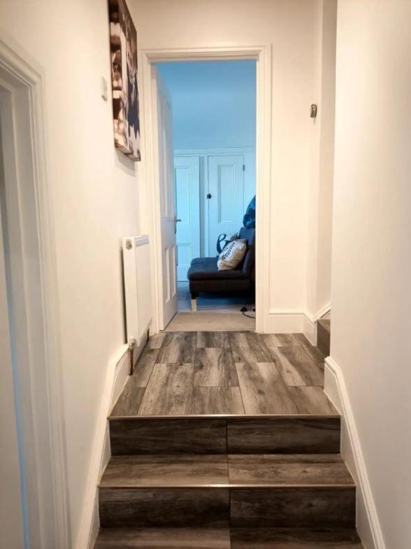 Stylish 2-bed Flat, Quick Access To Sights London