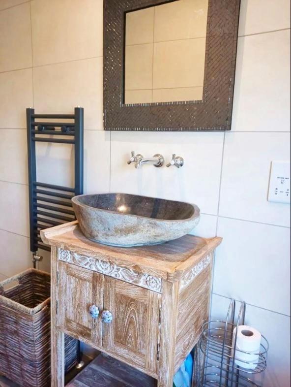 Stylish 2-bed Flat, Quick Access To Sights Apartment