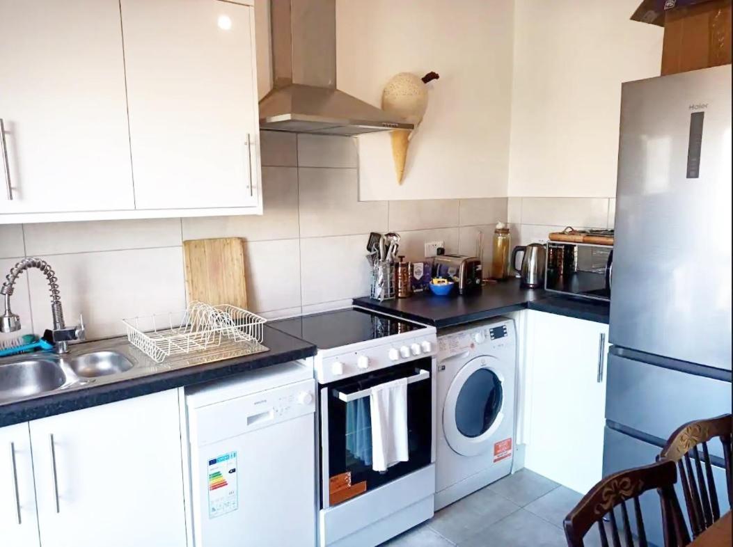Stylish 2-bed Flat, Quick Access To Sights Apartment *