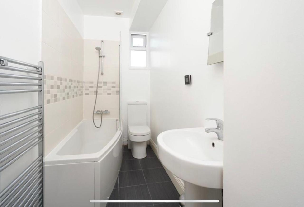 35 Mins To London. 3 Bedrooms. 2 Bathrooms With Garden Сasa de vacaciones Londres