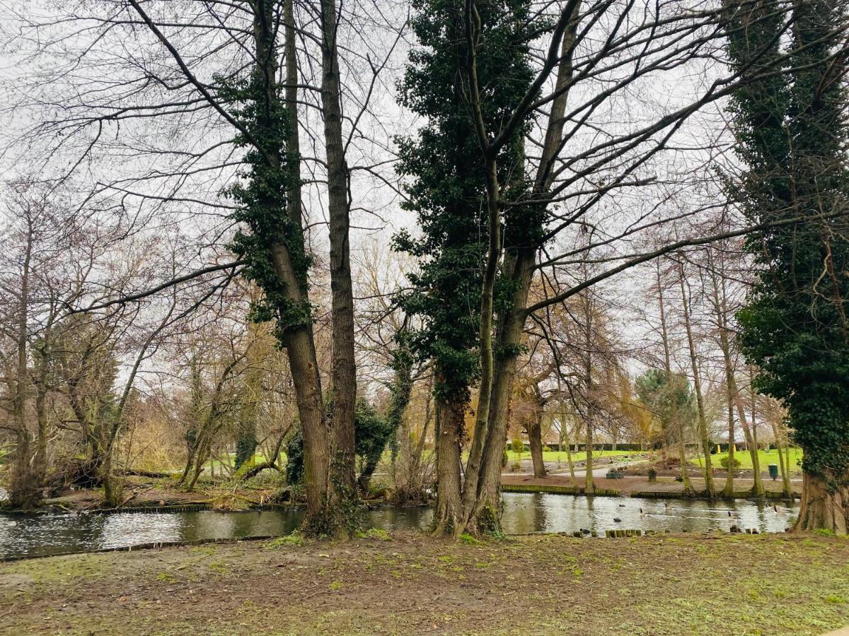 35 Mins To London. 3 Bedrooms. 2 Bathrooms With Garden Сasa de vacaciones Londres