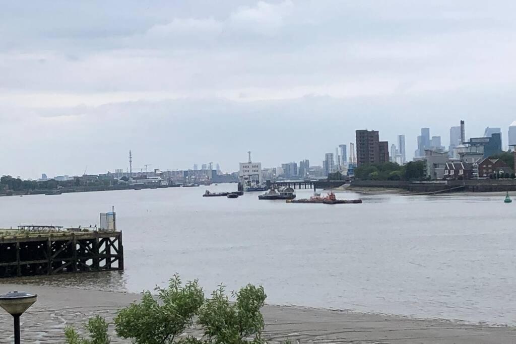 Apartment Thames View & Free Parking - Perfect Long Workers Only
