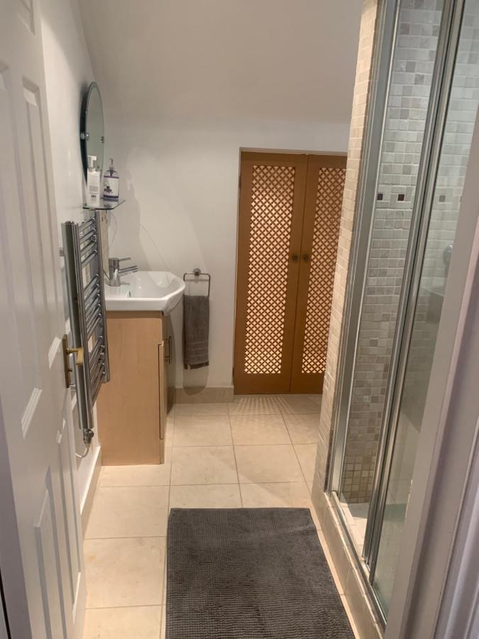 Cozy 1 Bedroom Basement Flat Apartment *