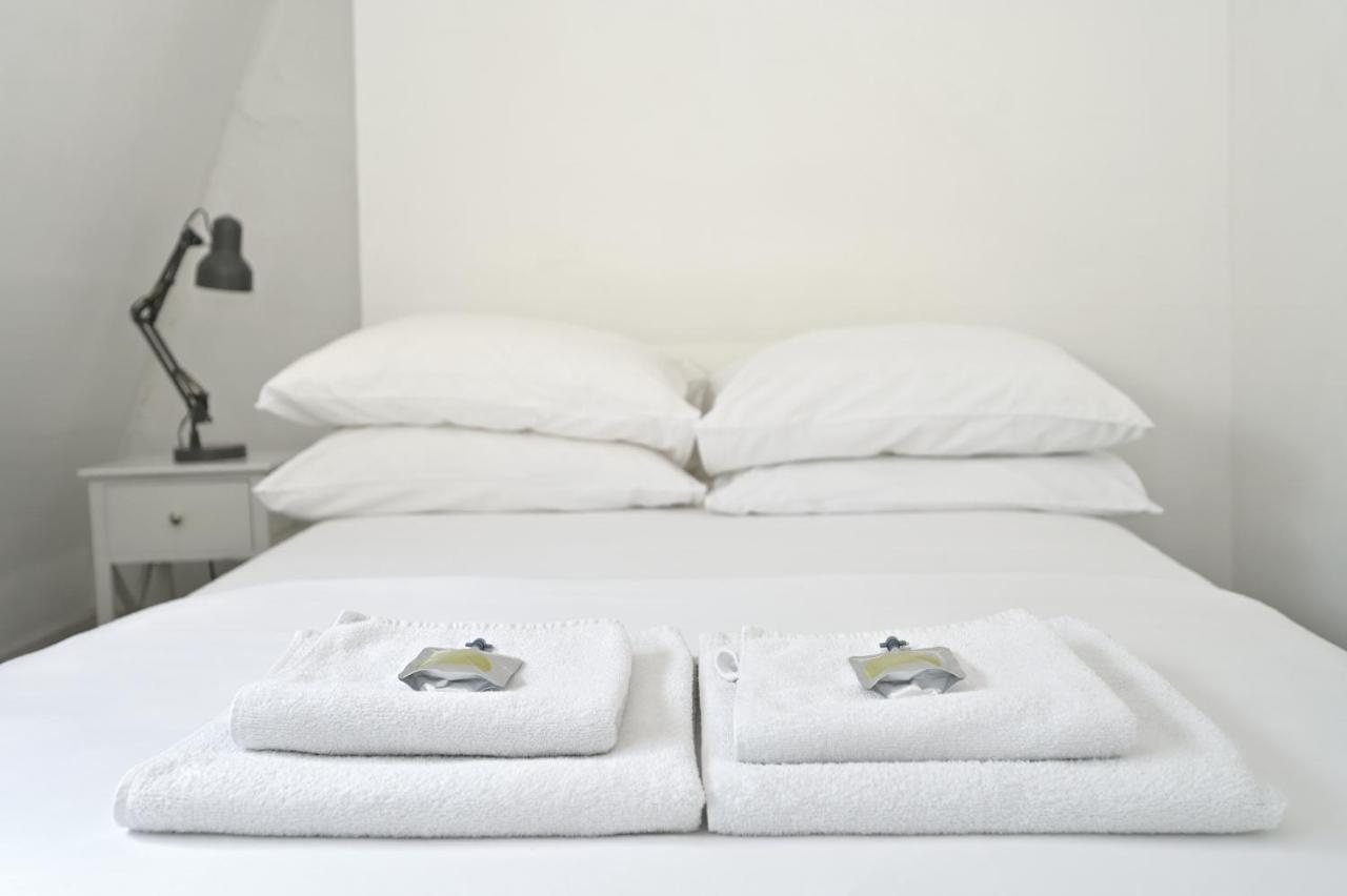 Soho, Piccadilly & Chinatown - Two Bedroom & Two Double Beds Appartement Londen