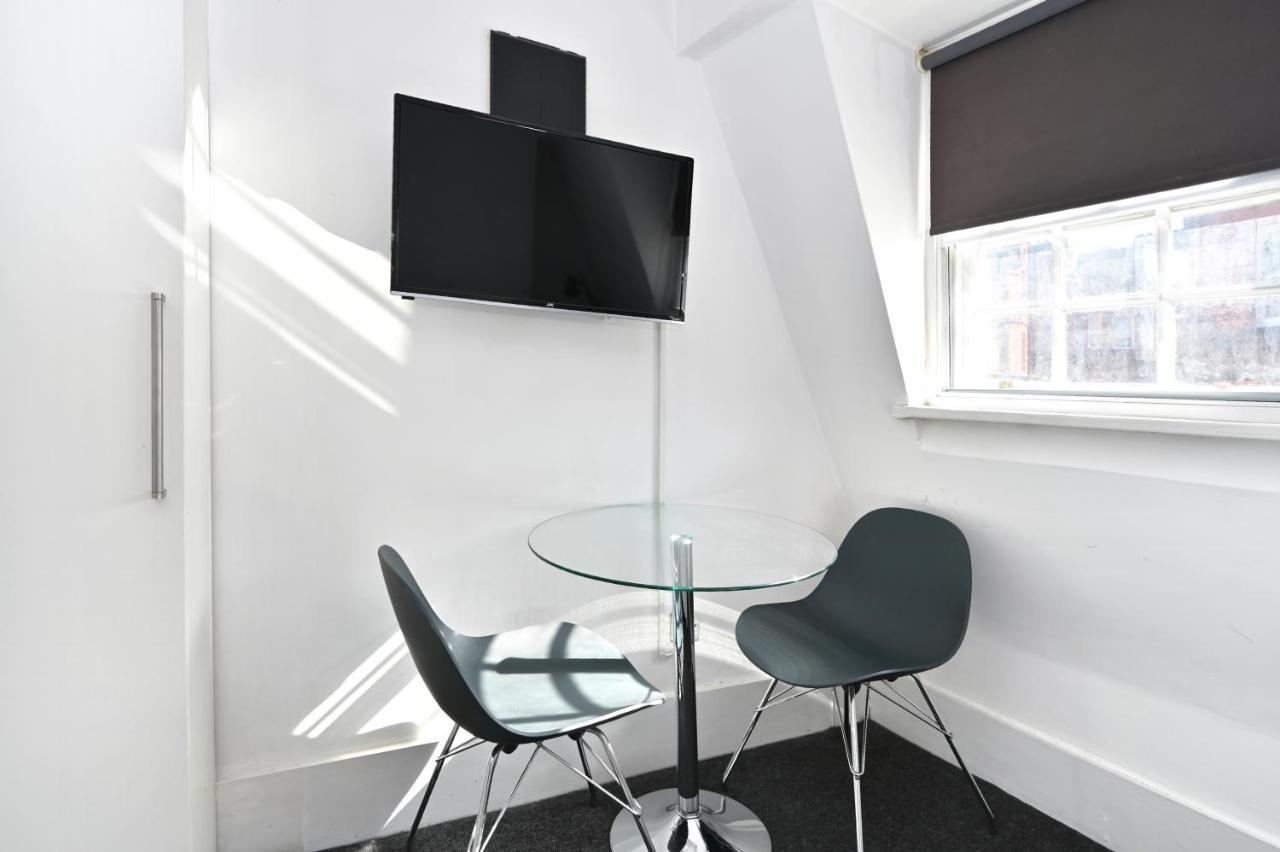 Soho, Piccadilly & Chinatown - Two Bedroom & Two Double Beds Londen