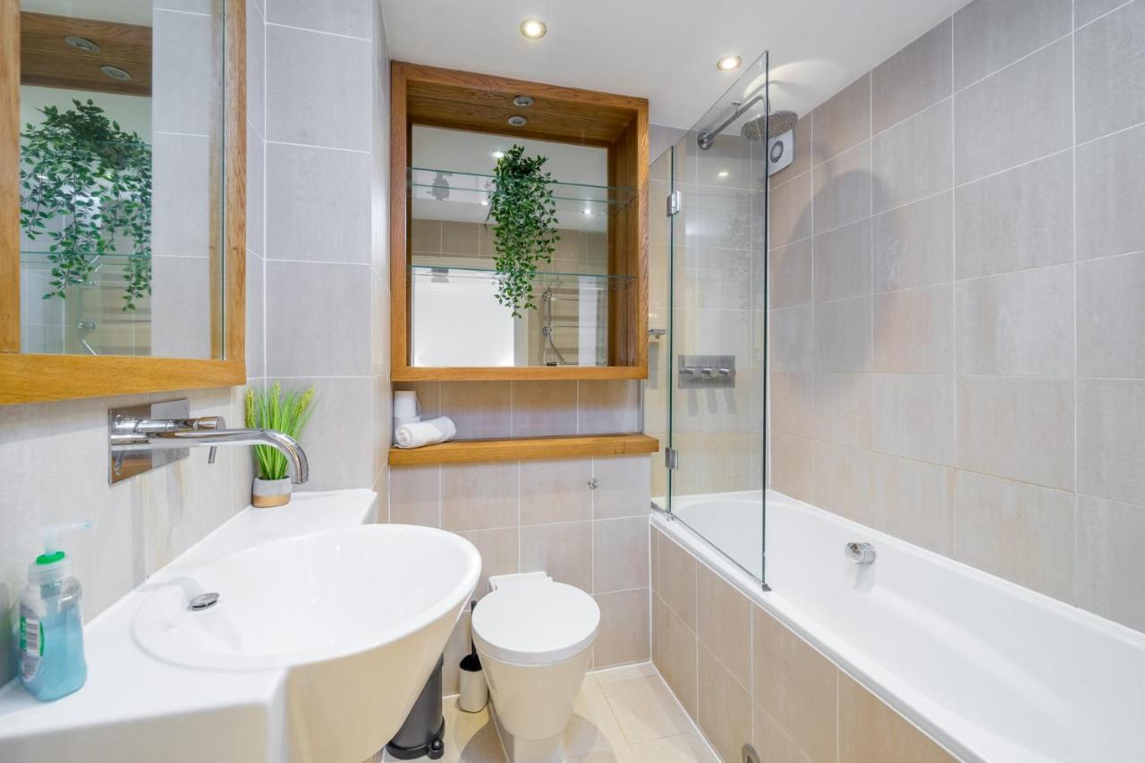 Crossharbour Canary Wharf 2 Bed Duplex * Londen
