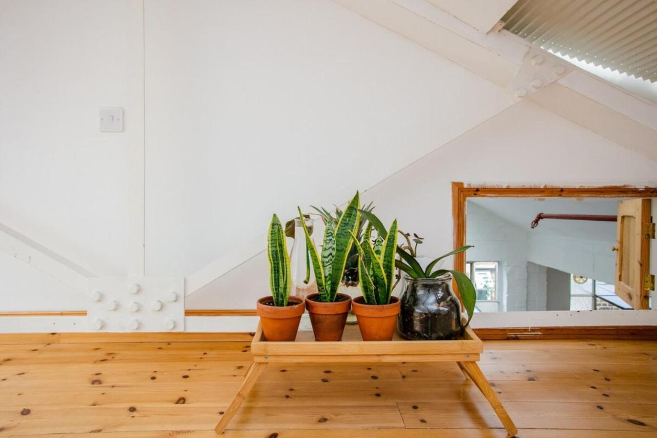 2 Bed Artisticdesigner Flat Near Broadway Market Apartment
