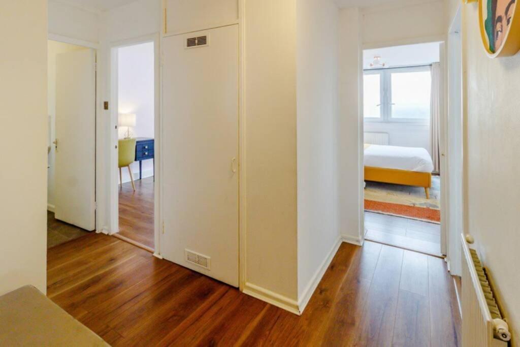 Super Spacious 2 Bedroom Apt 20mn From Central. Appartement Londen