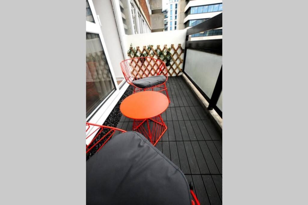 Super Spacious 2 Bedroom Apt 20mn From Central. Appartement Londen
