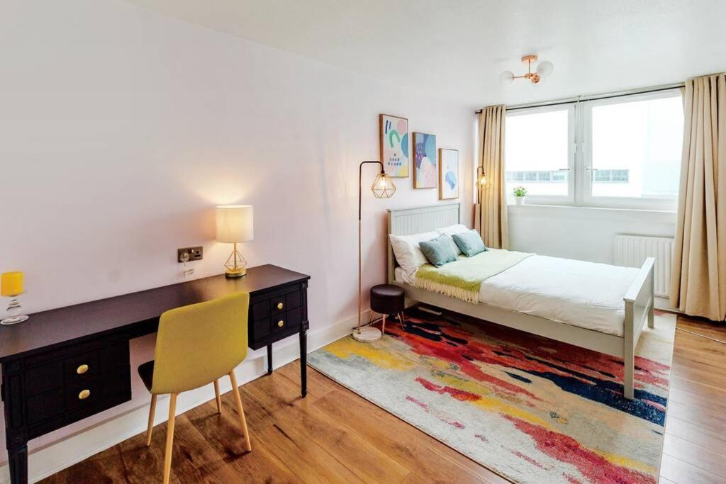 Super Spacious 2 Bedroom Apt 20mn From Central. Londen
