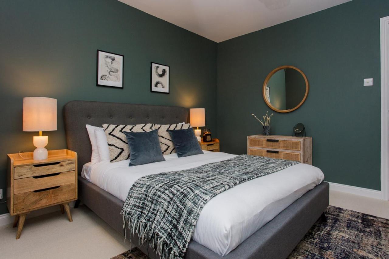 The Sparkford Gardens - Lovely 2bdr With Balcony Apartment
