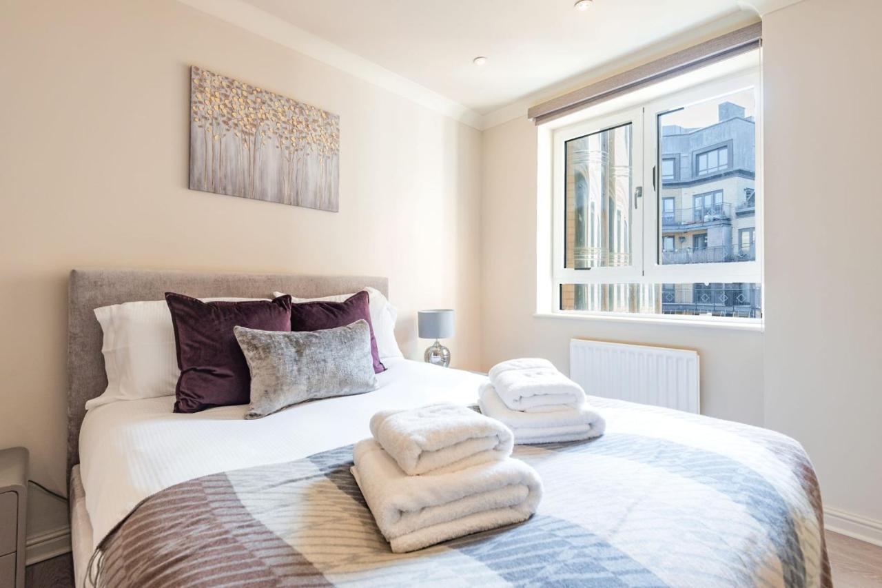 Stunning 3-bedroom In The Heart Of With Parking-hosted By Sweetstay * London