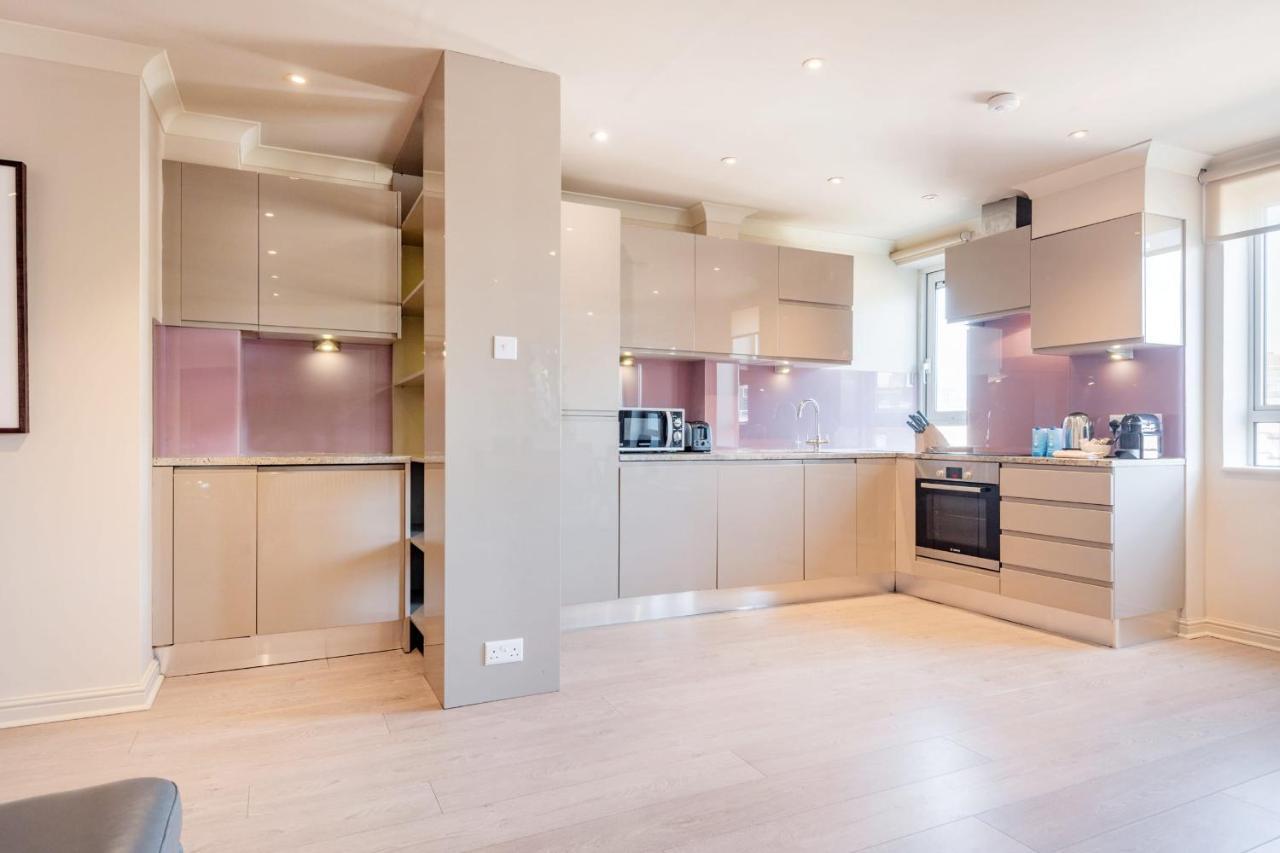 Apartment Stunning 3-bedroom In The Heart Of With Parking-hosted By Sweetstay *