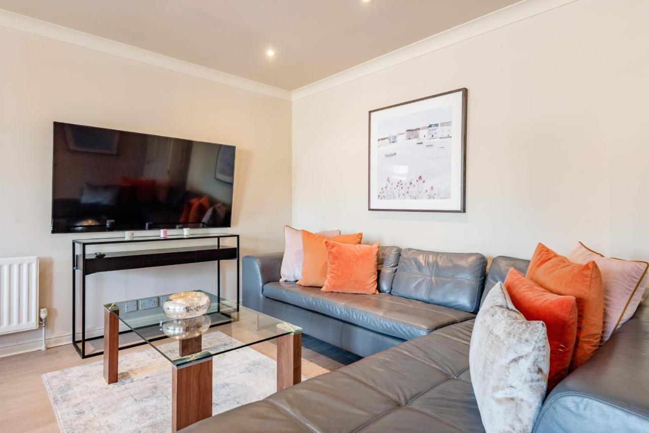 Apartment Stunning 3-bedroom In The Heart Of With Parking-hosted By Sweetstay