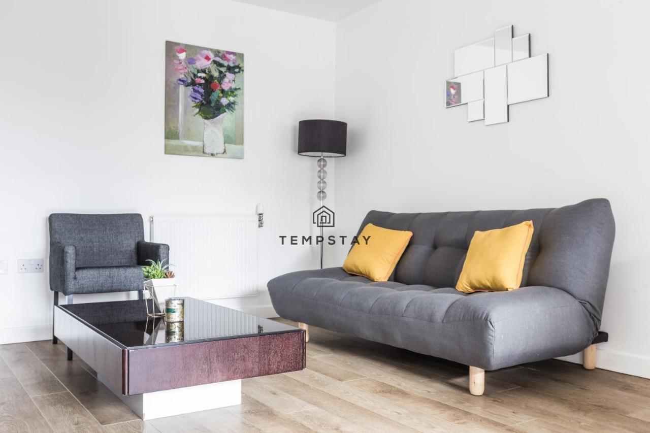 Modern Private -balcony-tube Station Apartment *