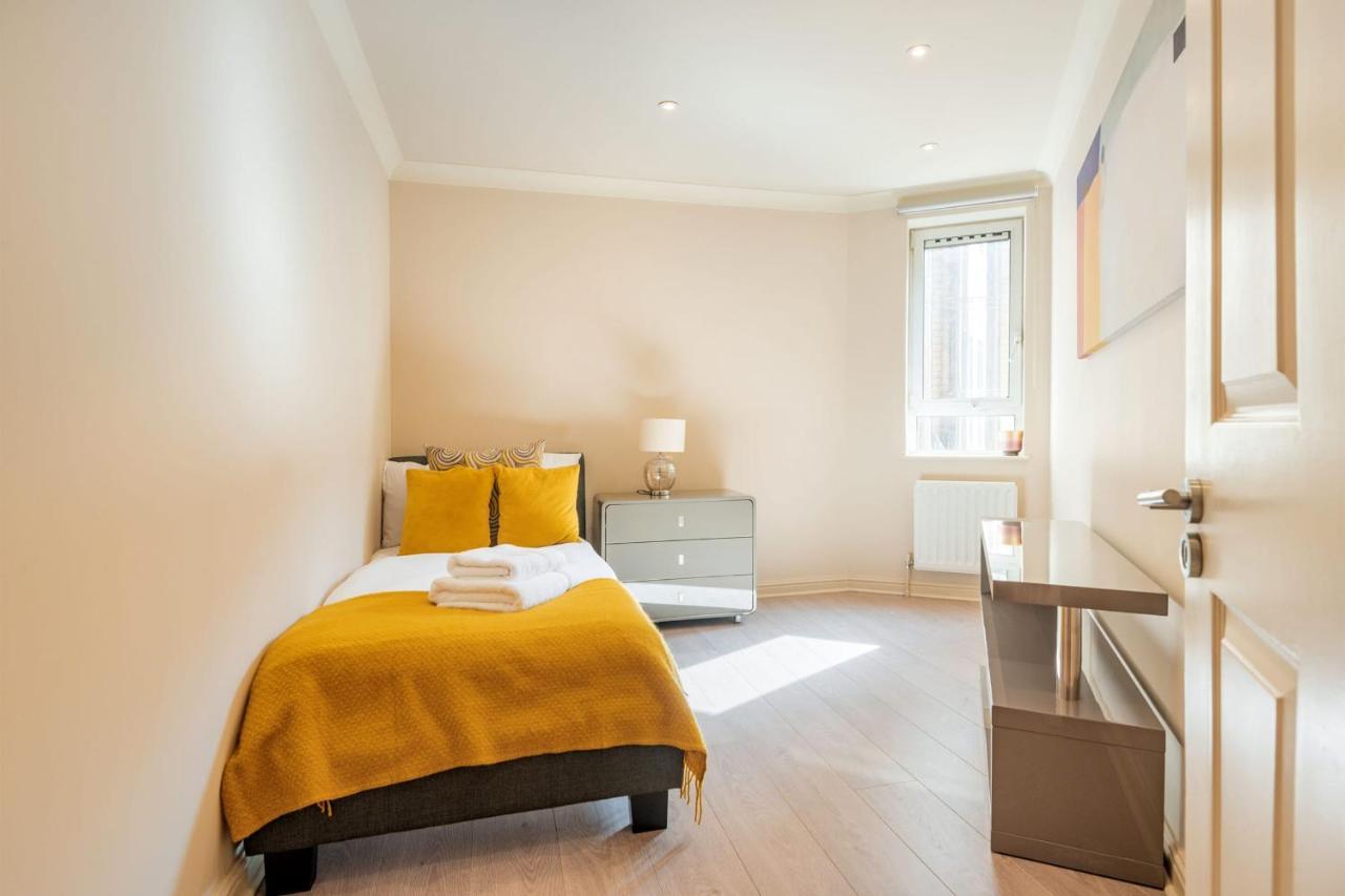 Stunning 3-bedroom In The Heart Of With Parking-hosted By Sweetstay London